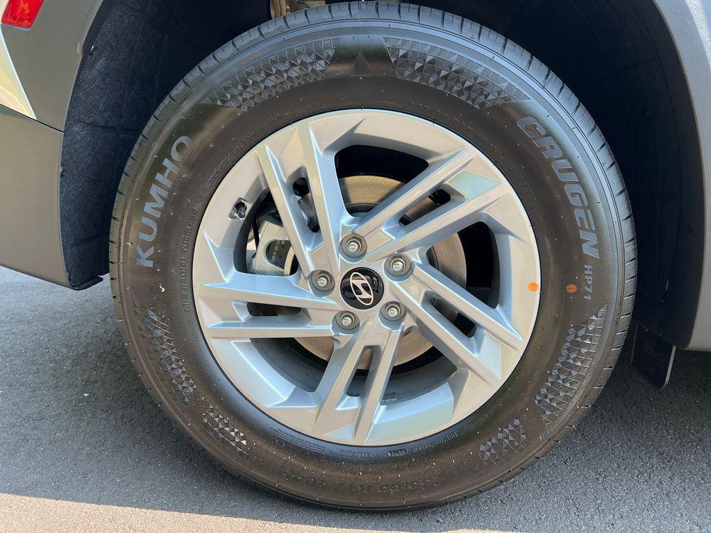 New 2026 Shimmering Silver HYUNDAI SE FWD image 18