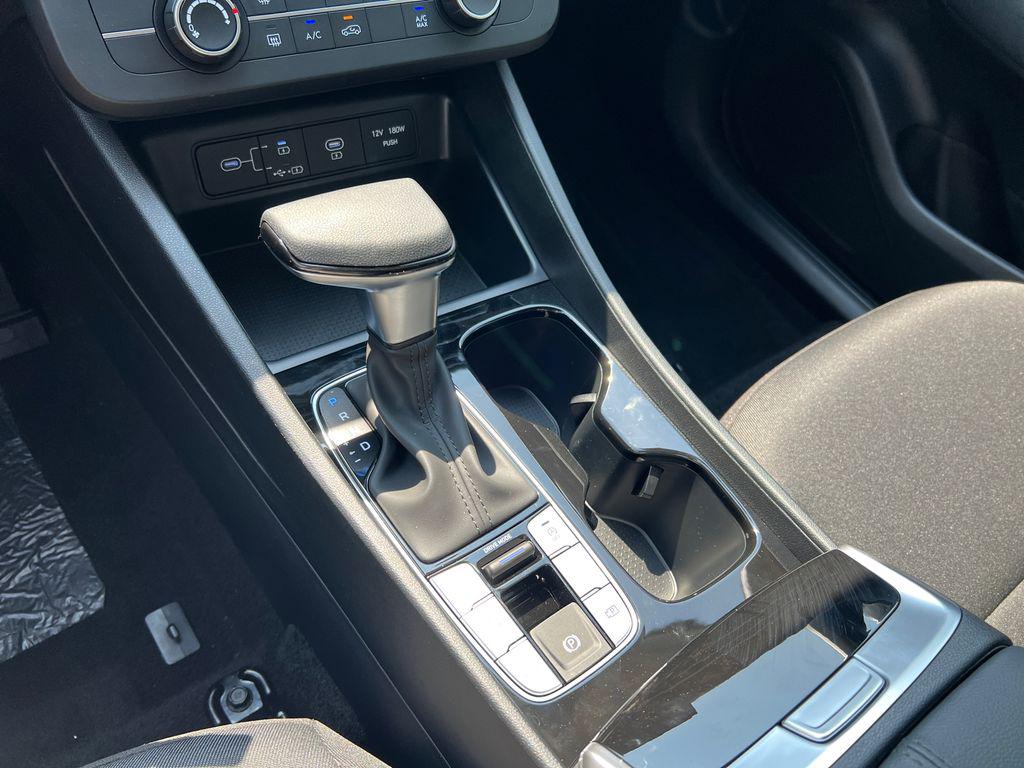 New 2026 Shimmering Silver HYUNDAI SE FWD image 28