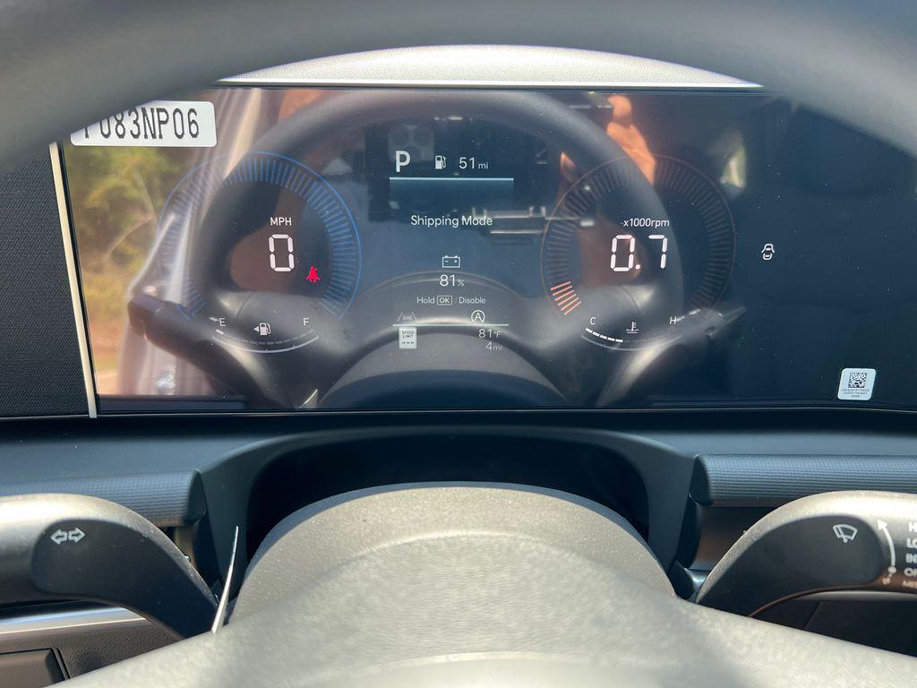 New 2026 Shimmering Silver HYUNDAI SE FWD image 31