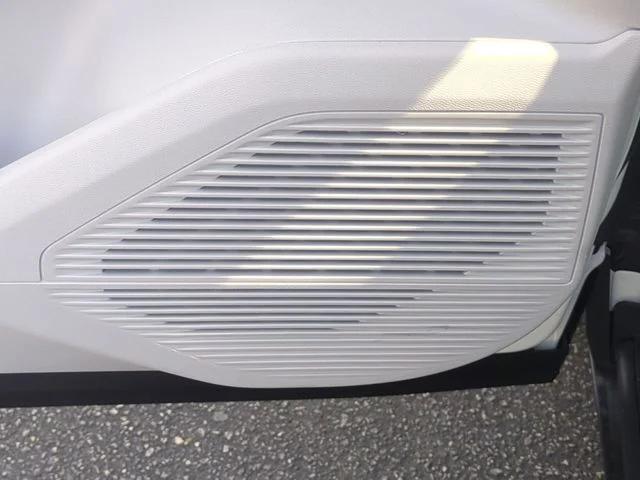 New 2026 Bright White Clear-Coat Exterior Paint Jeep Limited image 15