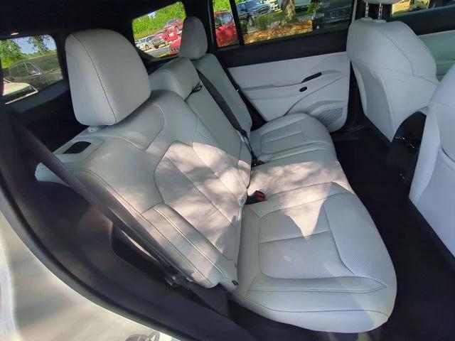 New 2026 Bright White Clear-Coat Exterior Paint Jeep Limited image 34