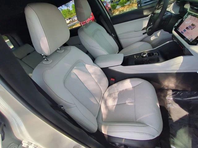 New 2026 Bright White Clear-Coat Exterior Paint Jeep Limited image 35