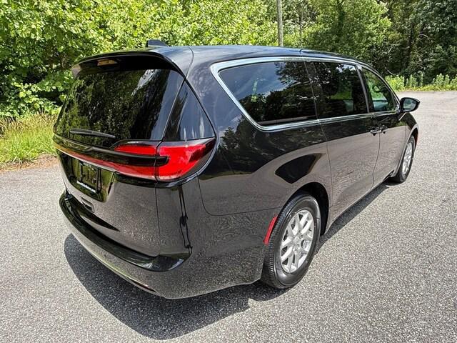 2027 Chrysler Pacifica Select