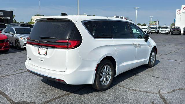 2027 Chrysler Pacifica Select