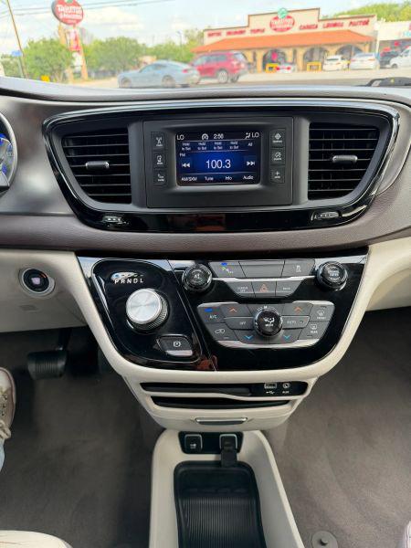 2017 Chrysler Pacifica Touring-L