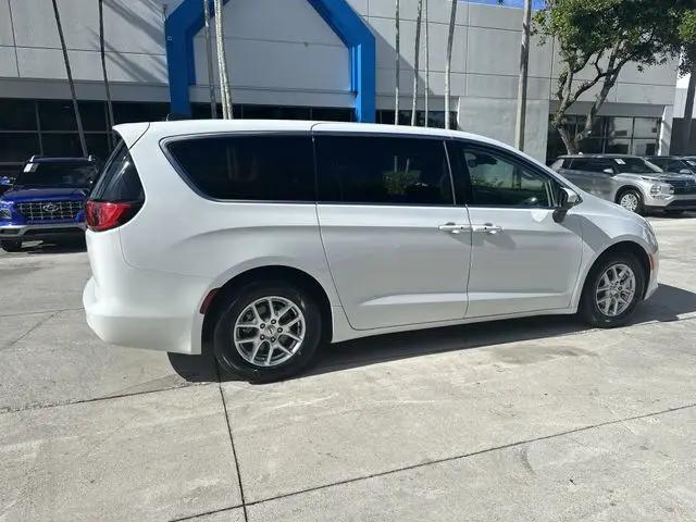 2023 Chrysler Voyager LX