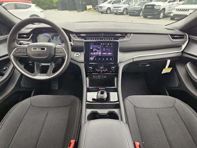 2026 Jeep Grand Cherokee Laredo 4x4