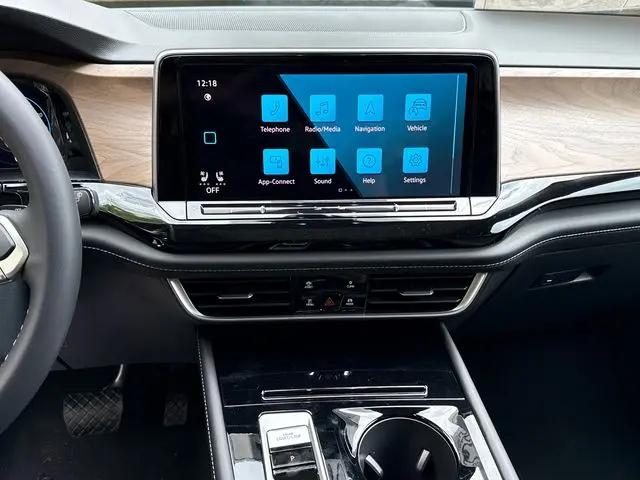 2026 Volkswagen Atlas SE with Technology