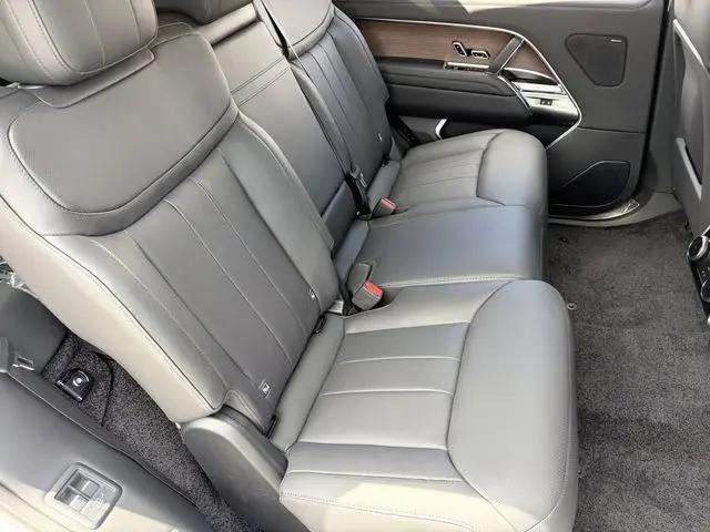 2026 Land Rover Range Rover P400 SE 7 Seat