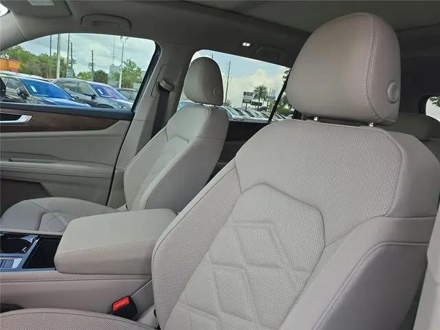 2026 Volkswagen Atlas SE with Technology