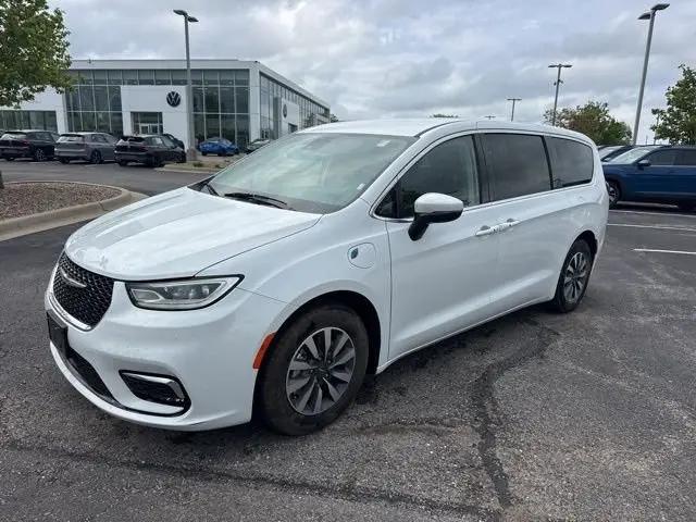 2023 Chrysler Pacifica Hybrid Touring L for sale in Lee's Summit, MO