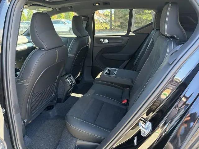 2026 Volvo XC40 Black Edition Ultra, B5 AWD Gas (mild hybrid)
