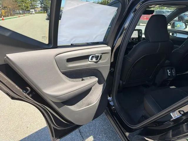 2026 Volvo XC40 Black Edition Ultra, B5 AWD Gas (mild hybrid)