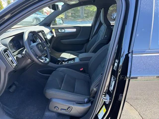2026 Volvo XC40 Black Edition Ultra, B5 AWD Gas (mild hybrid)