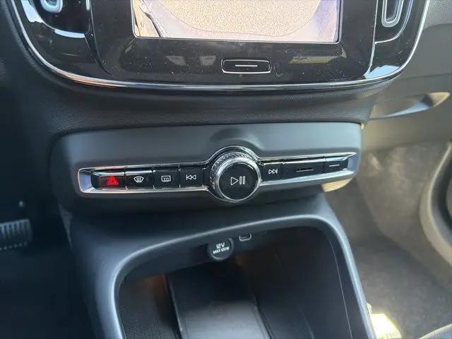 2026 Volvo XC40 Black Edition Ultra, B5 AWD Gas (mild hybrid)