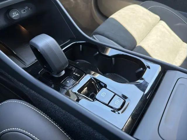2026 Volvo XC40 Black Edition Ultra, B5 AWD Gas (mild hybrid)