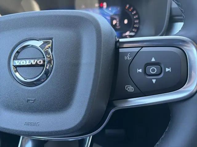 2026 Volvo XC40 Black Edition Ultra, B5 AWD Gas (mild hybrid)