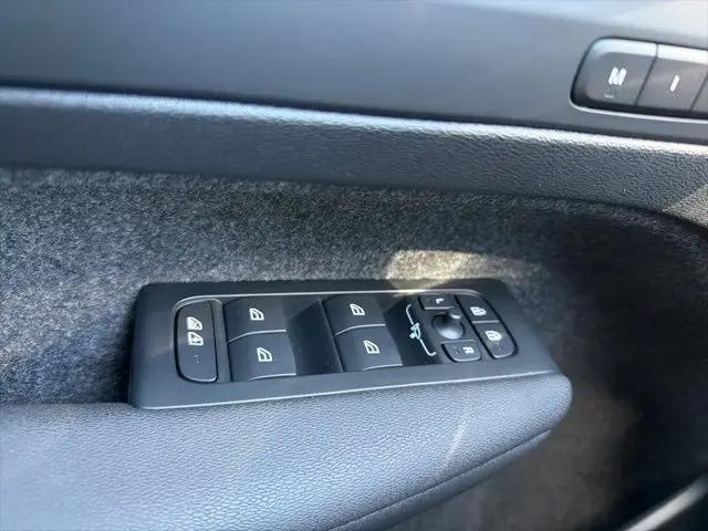 2026 Volvo XC40 Black Edition Ultra, B5 AWD Gas (mild hybrid)