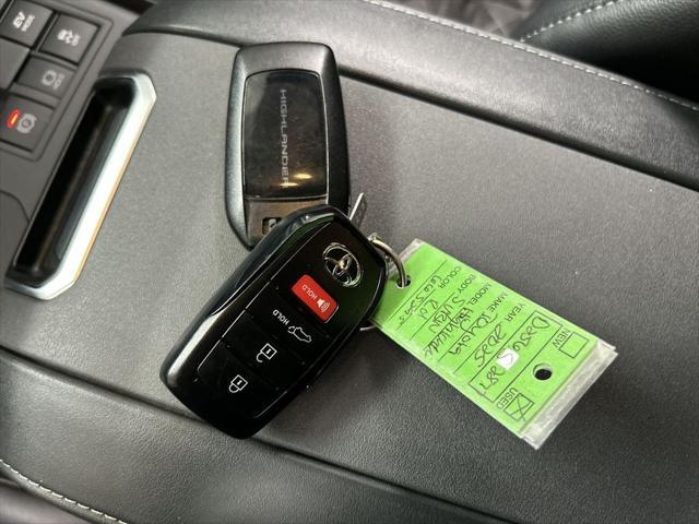 2025 Toyota Highlander Hybrid XLE Nightshade