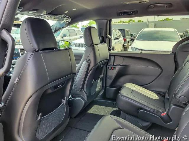 2027 Chrysler Pacifica Select