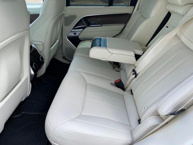 2025 Land Rover Range Rover P530 SE