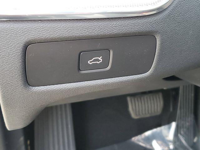 2026 Volvo XC60 B5 Ultra Black Edition