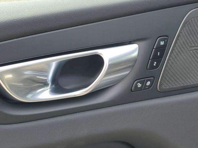 2026 Volvo XC60 B5 Ultra Black Edition