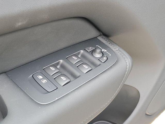 2026 Volvo XC60 B5 Ultra Black Edition