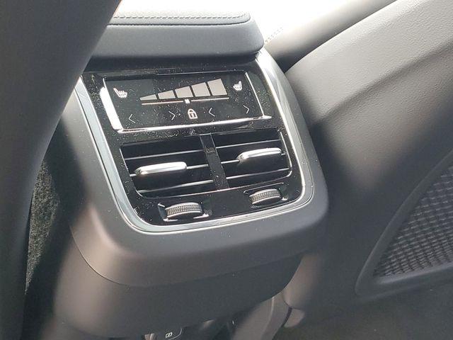 2026 Volvo XC60 B5 Ultra Black Edition