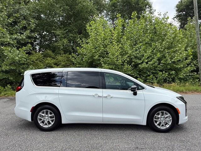 2027 Chrysler Pacifica Select