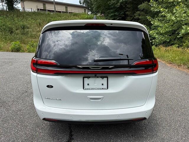2027 Chrysler Pacifica Select
