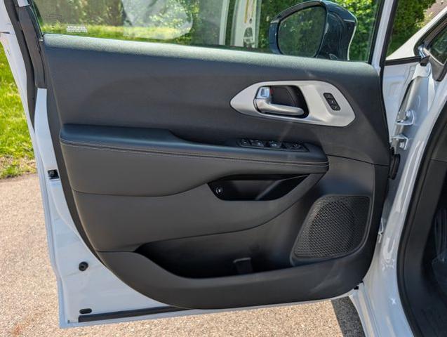 2024 Chrysler Pacifica Hybrid S Appearance Pkg