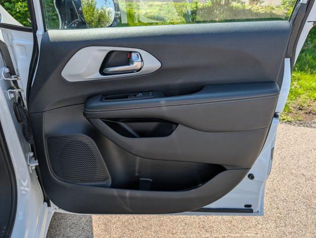 2024 Chrysler Pacifica Hybrid S Appearance Pkg