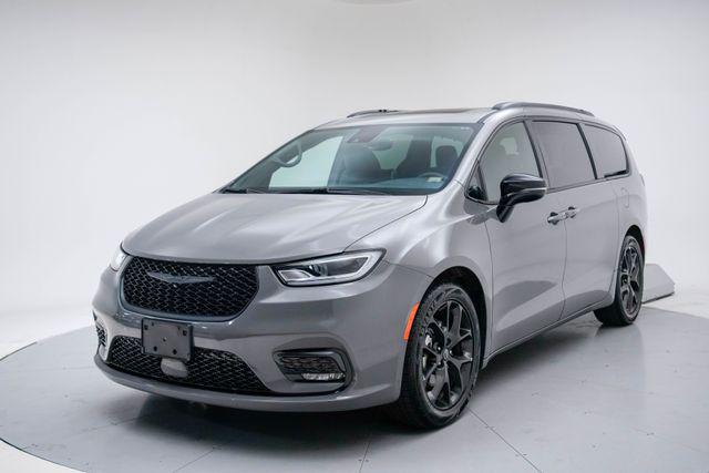 2025 Chrysler Pacifica Limited's photo