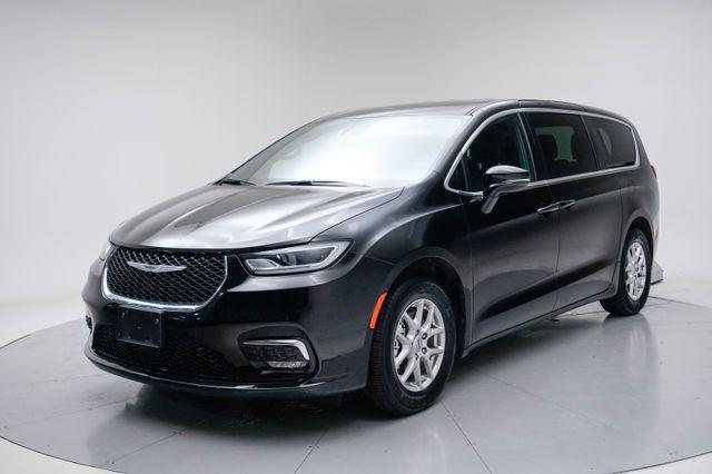 2025 Chrysler Pacifica Select's photo