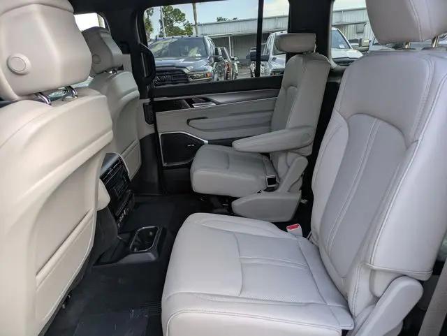 2026 Jeep Grand Wagoneer 4x2