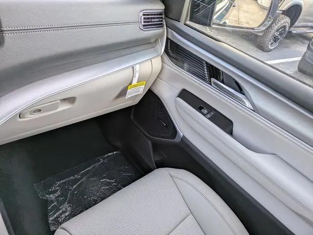 2026 Jeep Grand Wagoneer 4x2