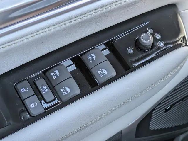 2026 Jeep Grand Wagoneer 4x2