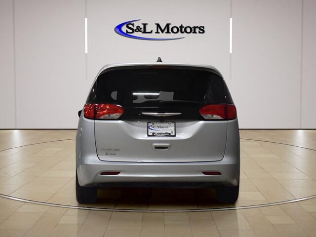 2023 Chrysler Voyager LX