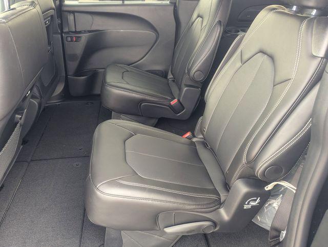2027 Chrysler Pacifica Select AWD