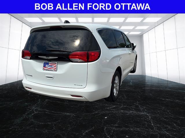 2023 Chrysler Voyager LX