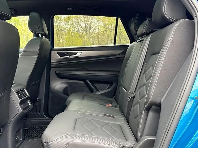 2025 Volkswagen Atlas Cross Sport 2.0T SE w/Technology