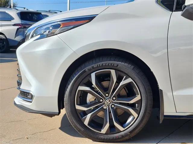 2025 Toyota Sienna Platinum