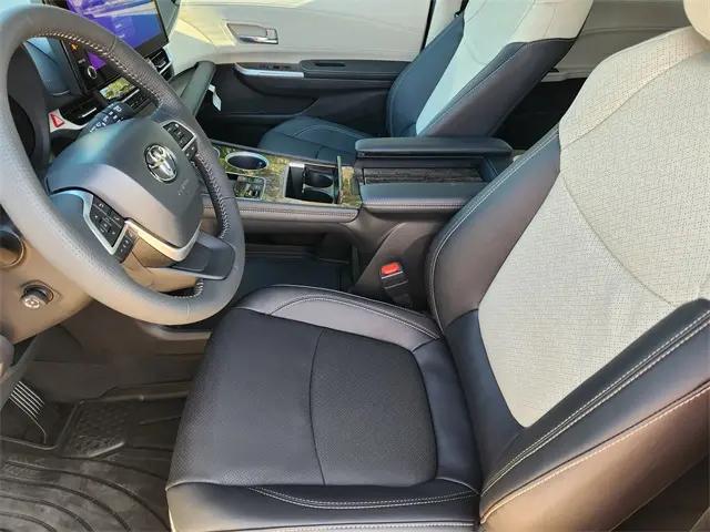 2025 Toyota Sienna Platinum