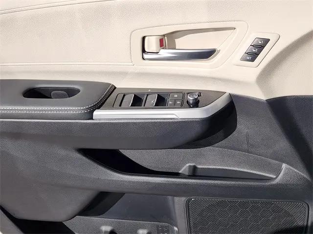2025 Toyota Sienna Platinum