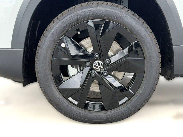 2026 Volkswagen Taos SE Black