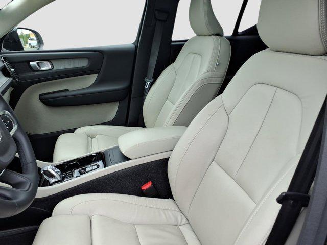 2023 Volvo XC40 B5 Plus Dark Theme
