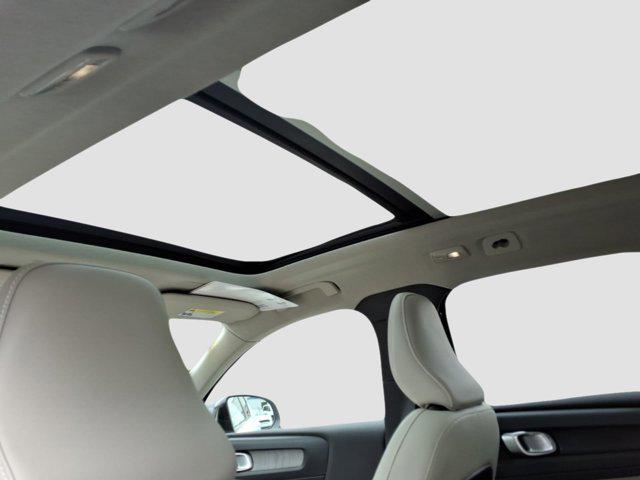 2023 Volvo XC40 B5 Plus Dark Theme