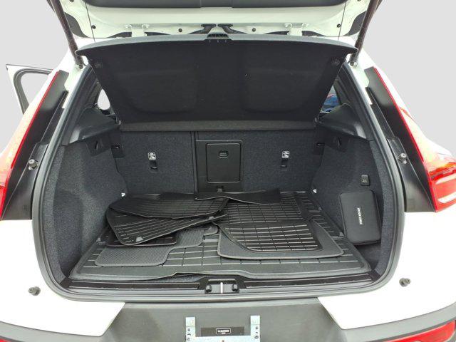 2023 Volvo XC40 B5 Plus Dark Theme