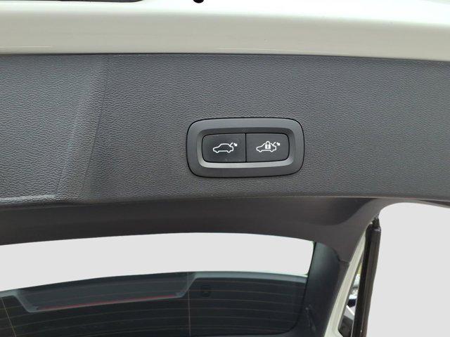 2023 Volvo XC40 B5 Plus Dark Theme